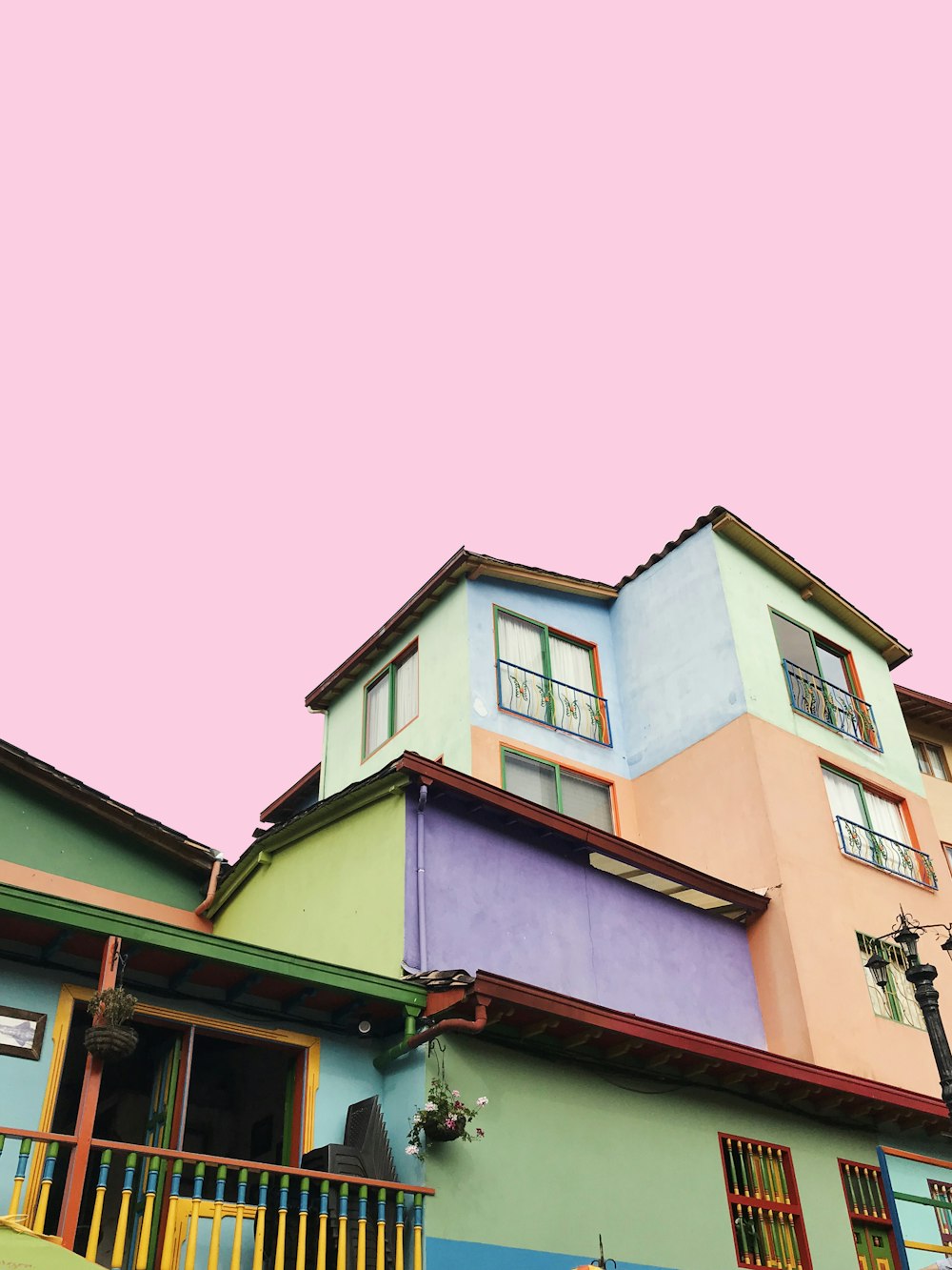 casa multicolorida sob o céu rosa