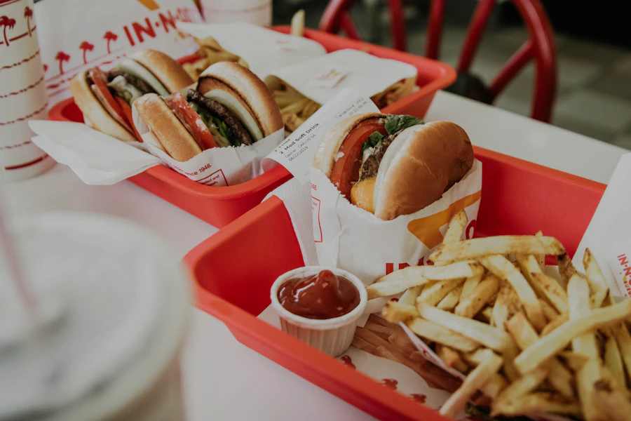 Cheeseburger artesanal com fritas e molho em hamburgueria