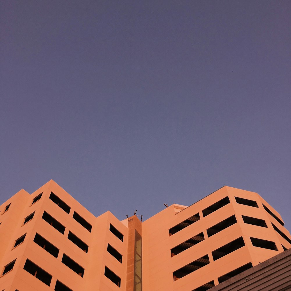 Edificio de hormigón marrón