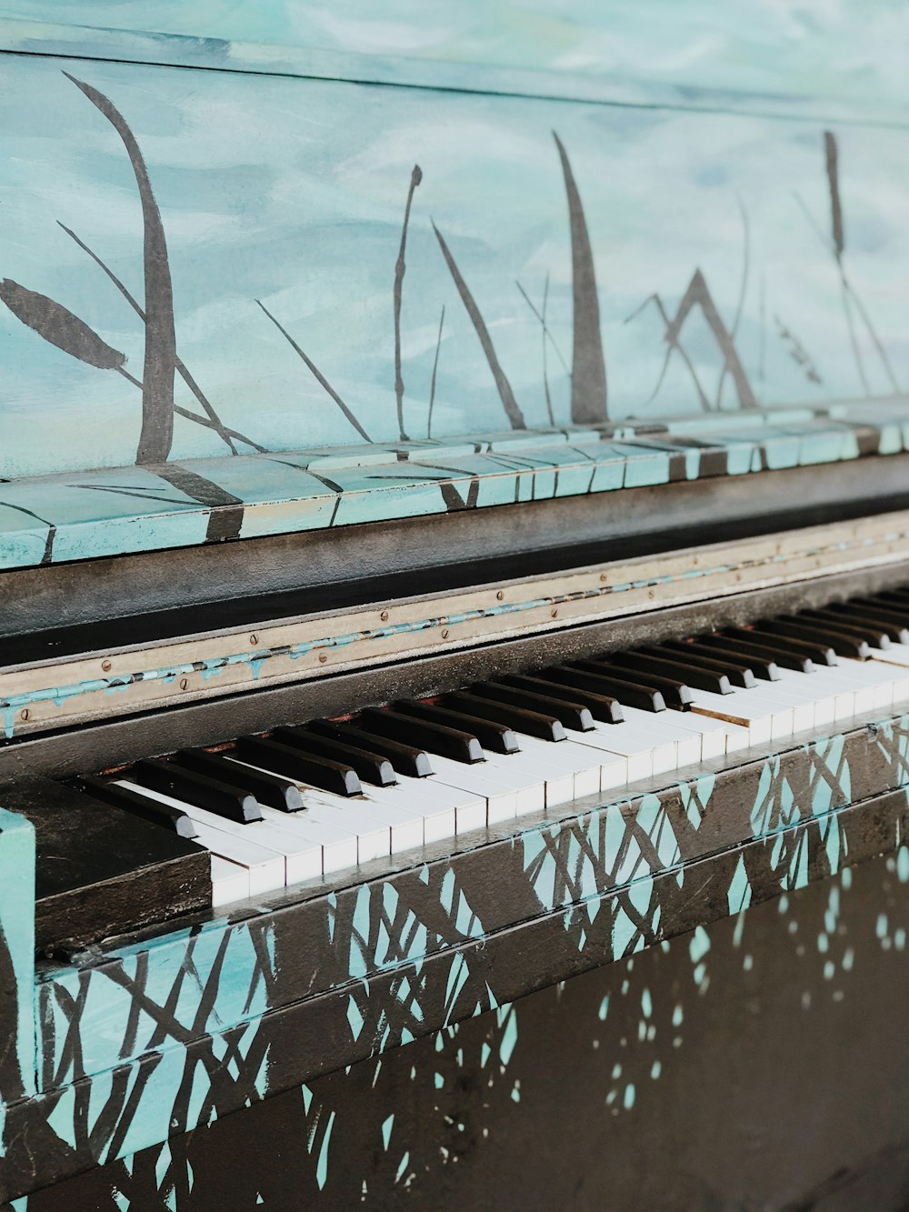 closeup photo of upright piano