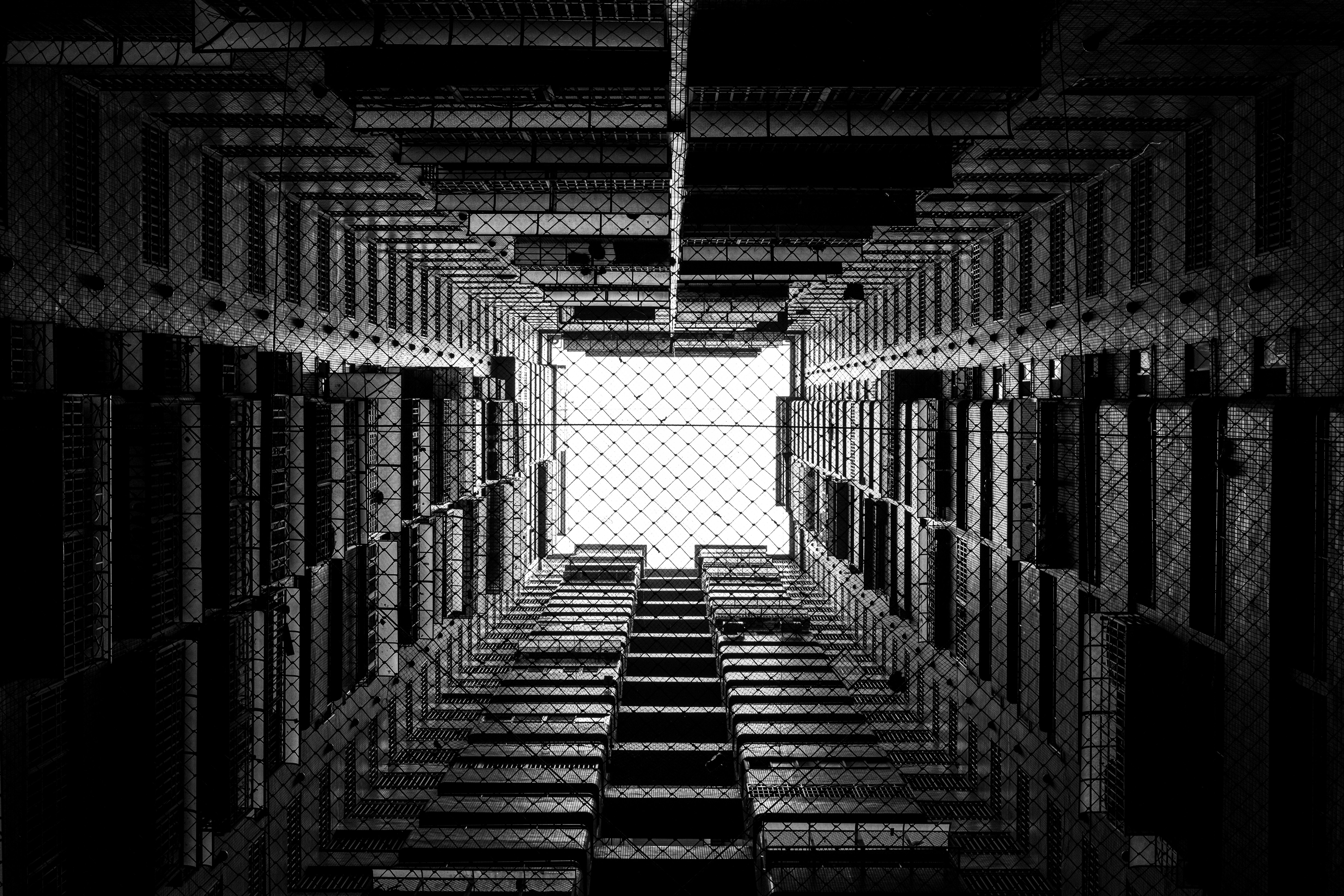 Graustufenfotografie von Hochhäusern