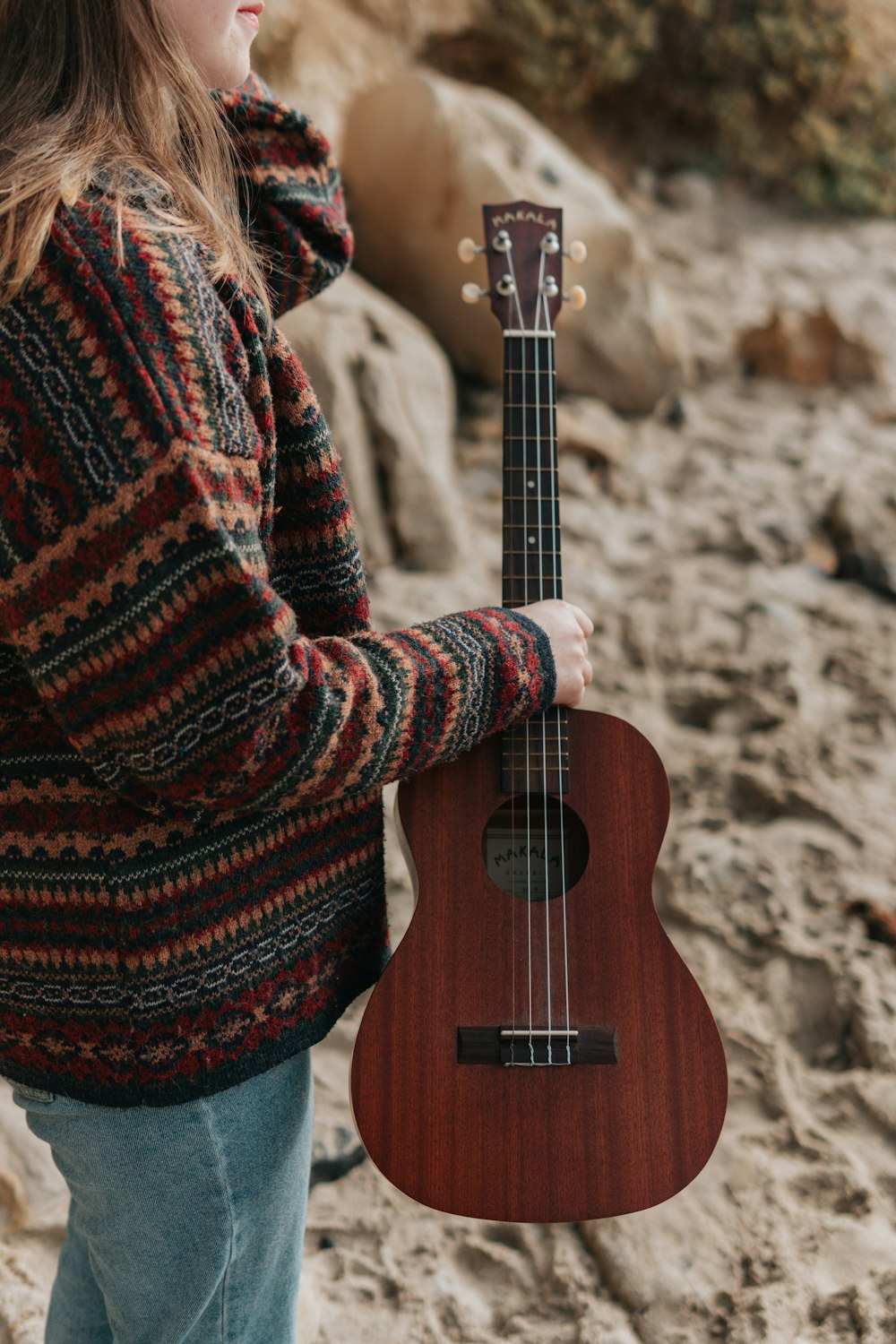 mulher que segura o ukulele