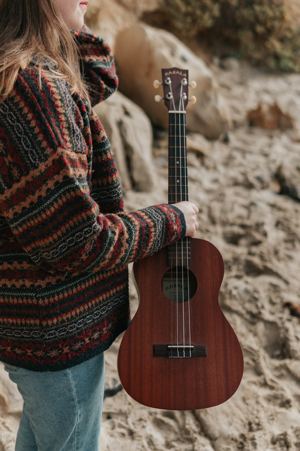 donna che tiene l'ukulele