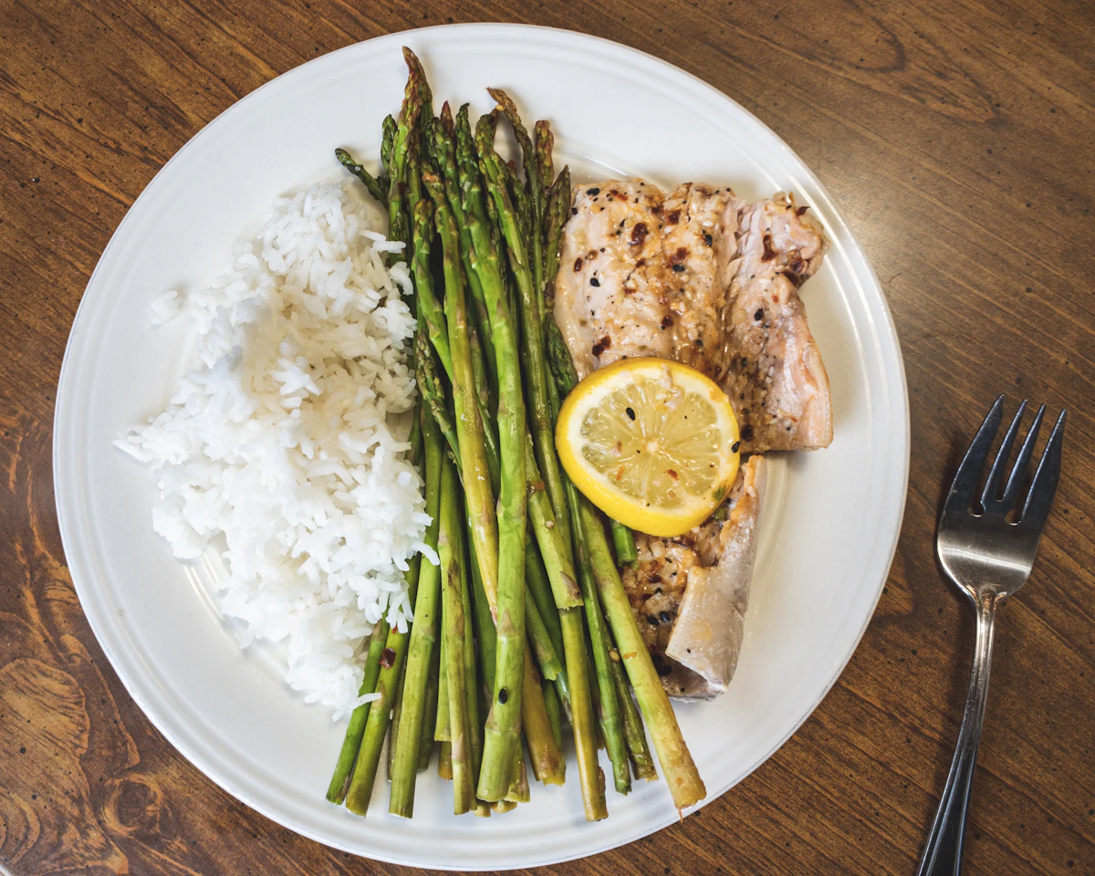 Groene asperges met gegrilde zalm, witte rijst en citroen
