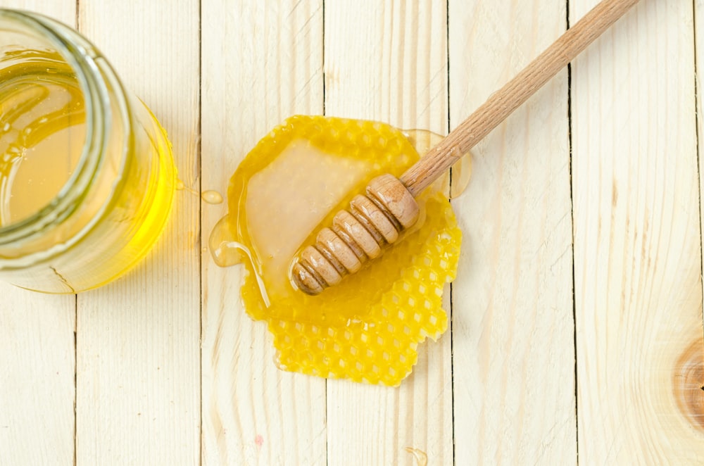 cucharón de miel en panal de miel