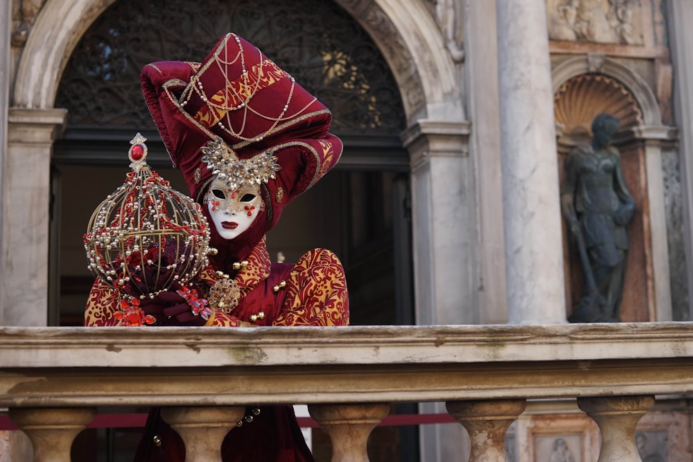 donna in piedi che indossa la maschera in piedi davanti alla recinzione