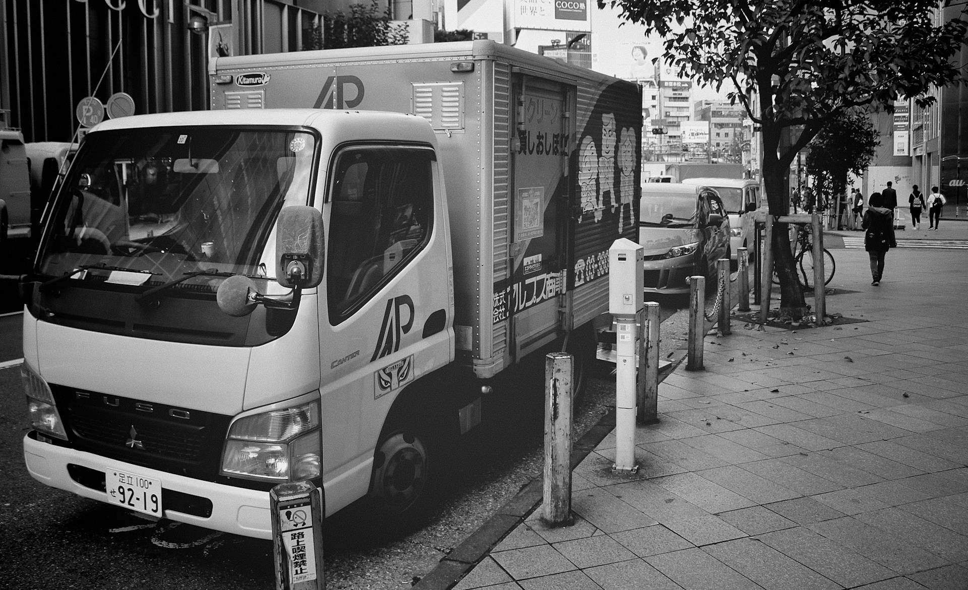 gray computer monitor