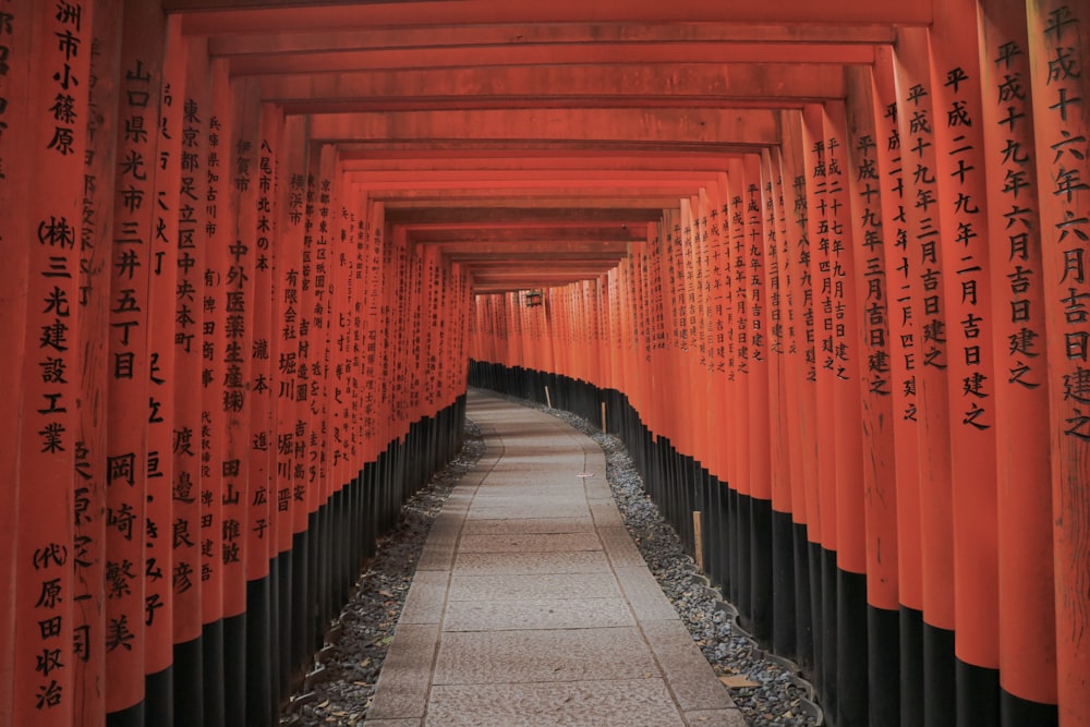 赤と黒の漢字ポストの間の空っぽの廊下