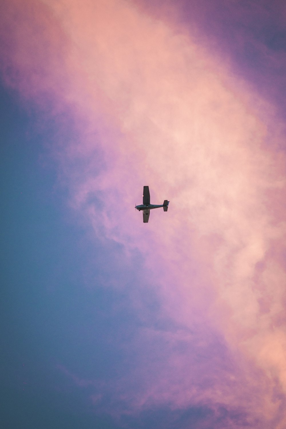 airplane in midair during day