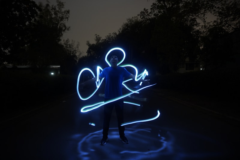 Homme créatif lumière sur route
