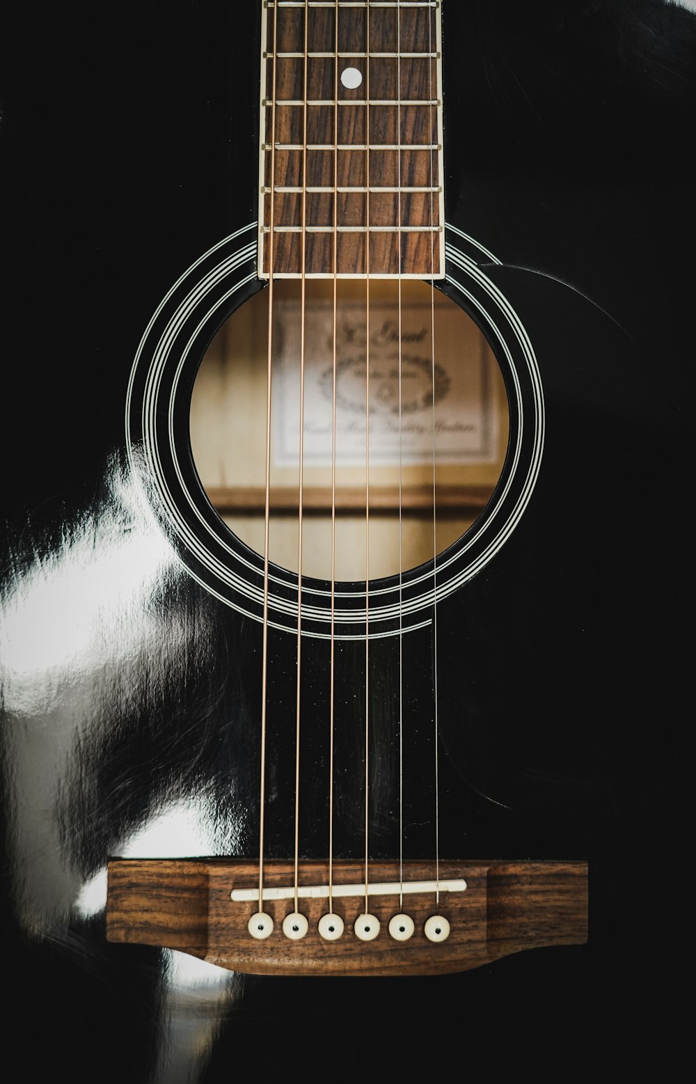 Guitarra negra y marrón