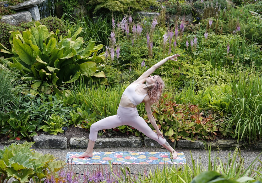 Mujer haciendo yoga durante el día