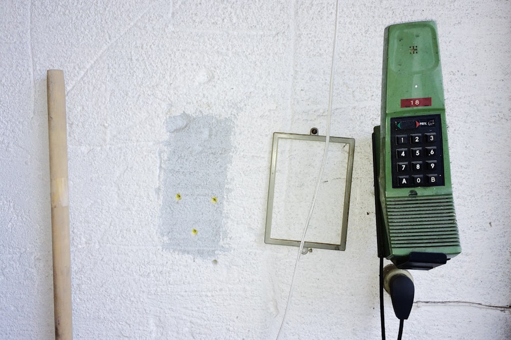 green dial phone