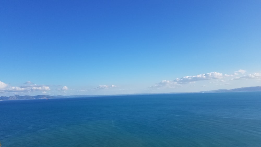 specchio d'acqua blu durante il giorno