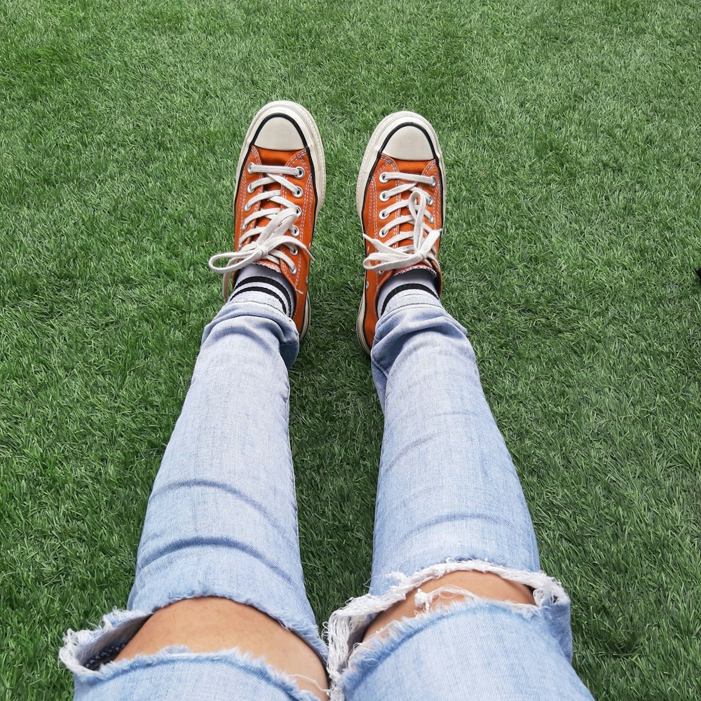 Persona che indossa scarpe da ginnastica alte rosse