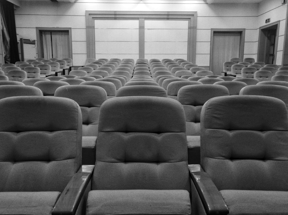 foto em escala de cinza de assentos de teatro