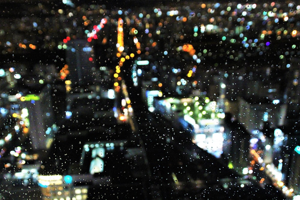 Una vista de una ciudad por la noche desde una ventana