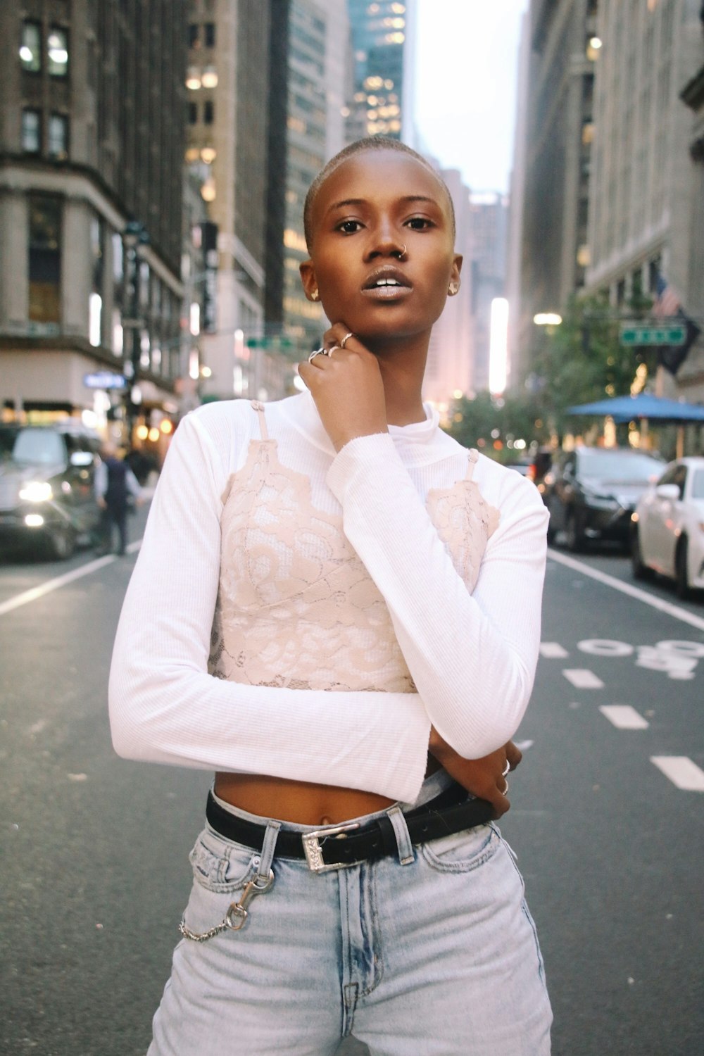 foto di messa a fuoco superficiale di donna in crop top bianco a maniche lunghe