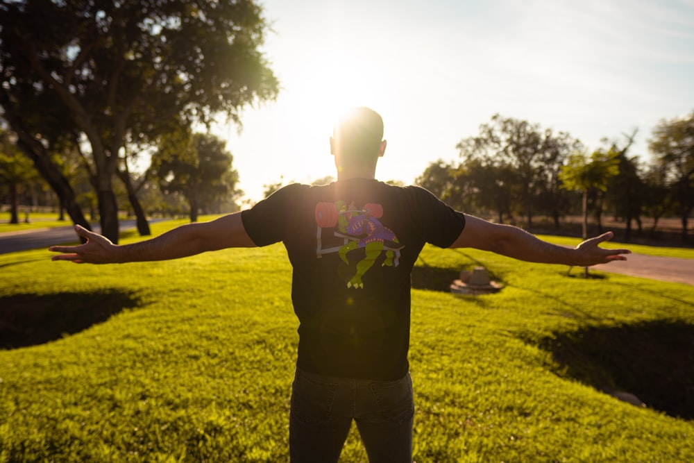 shallow focus photo of person in black and green T-shirt