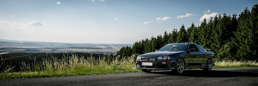 Parcheggio berlina nera vicino alla strada