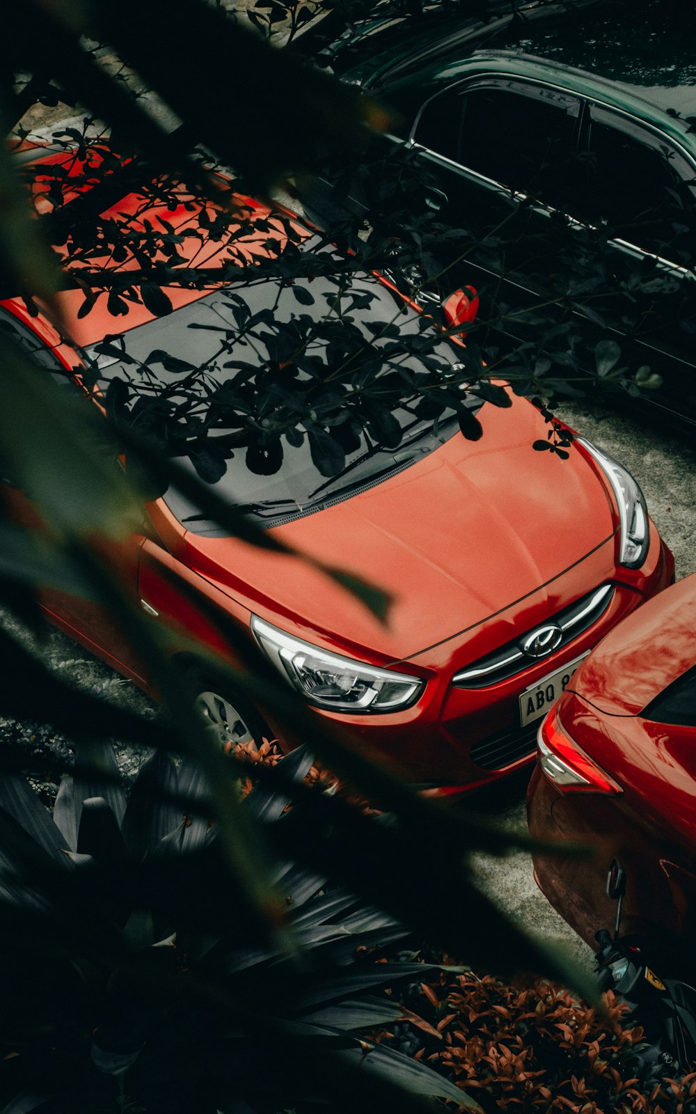 Photo de mise au point superficielle d’une voiture rouge