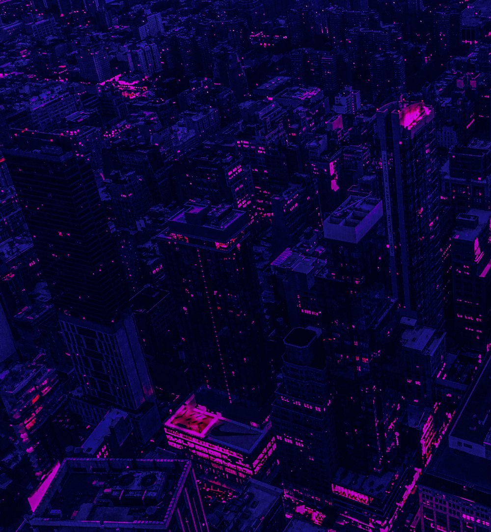 Una vista aérea de una ciudad por la noche