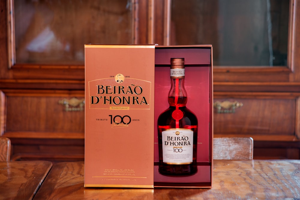 Beirao D'Honro 테이블 위의 100 상자