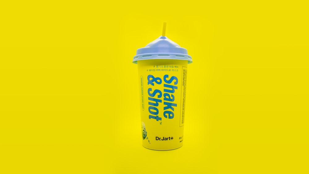 Shake and Shot disposable cup with lid