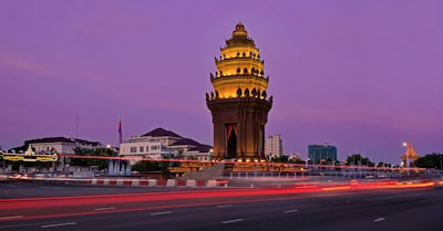 Night view of a well-lit monument in Petrolina, highlighting its architectural beauty.