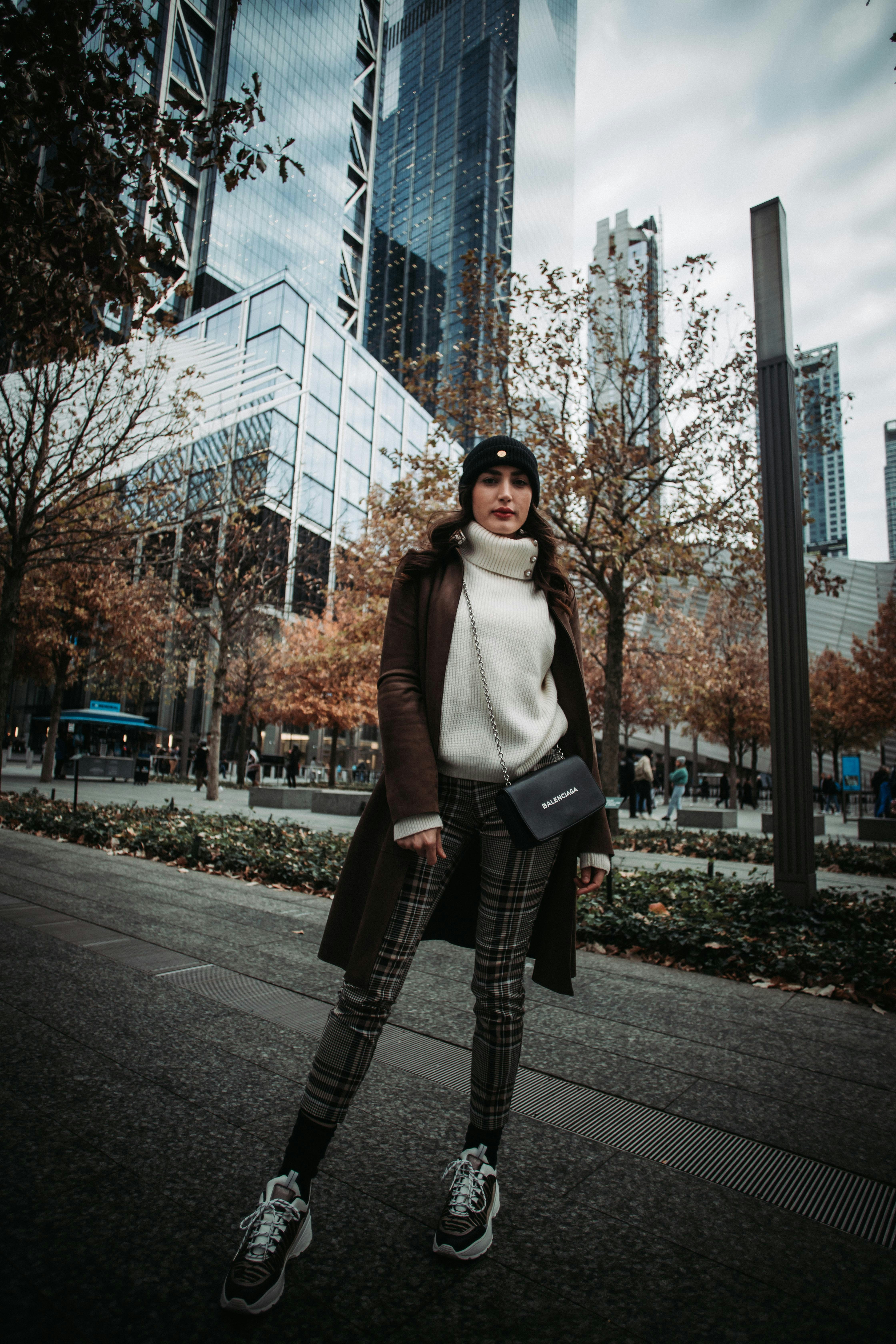 クロスボディ バッグを運ぶ茶色の革のコートを着ている女性の写真 Unsplashで見つけるニューヨークの無料写真