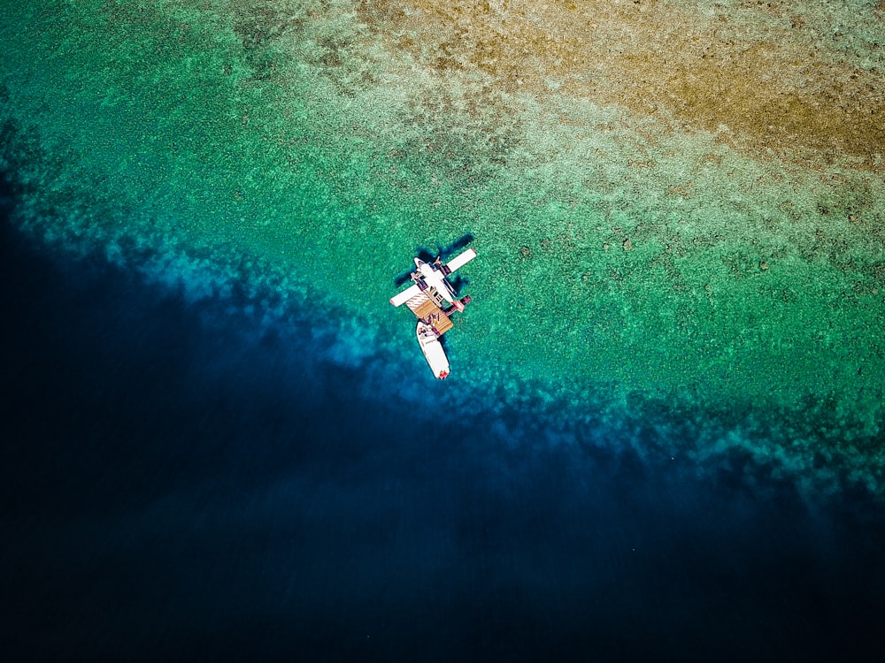 fotografia aérea do avião no mar