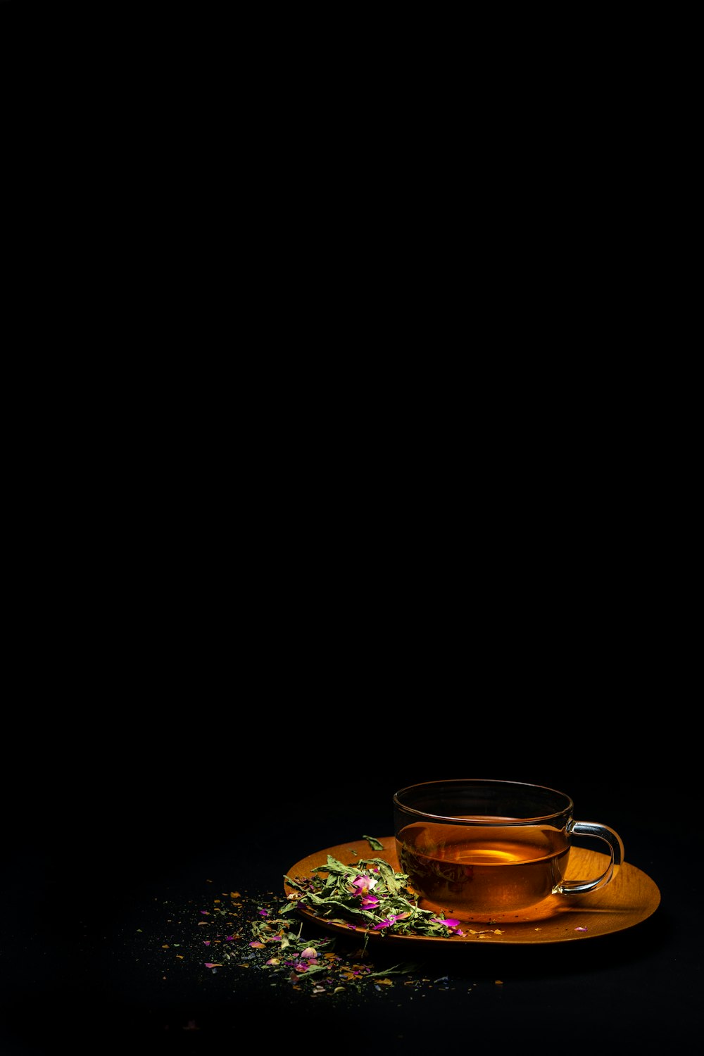 tazza da tè in vetro trasparente su piattino