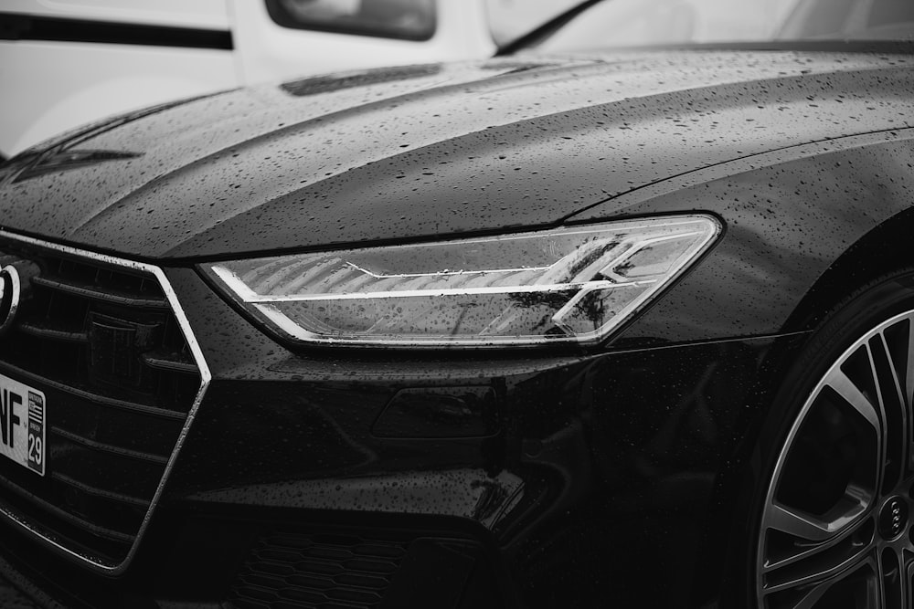 Une photo en noir et blanc d’une voiture