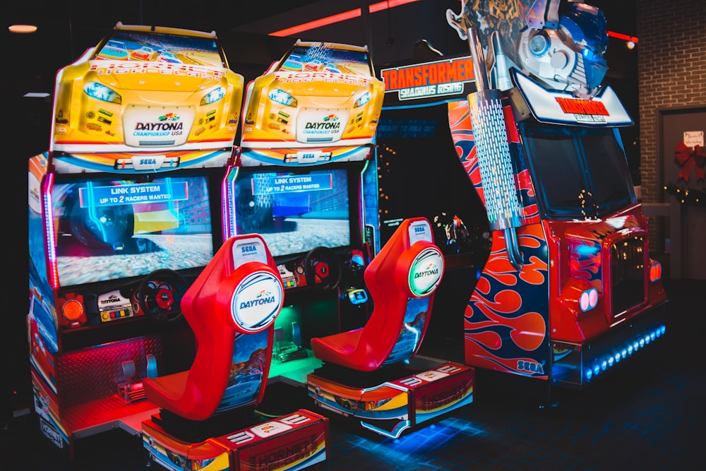 máquinas de arcade vermelhas e multicoloridas