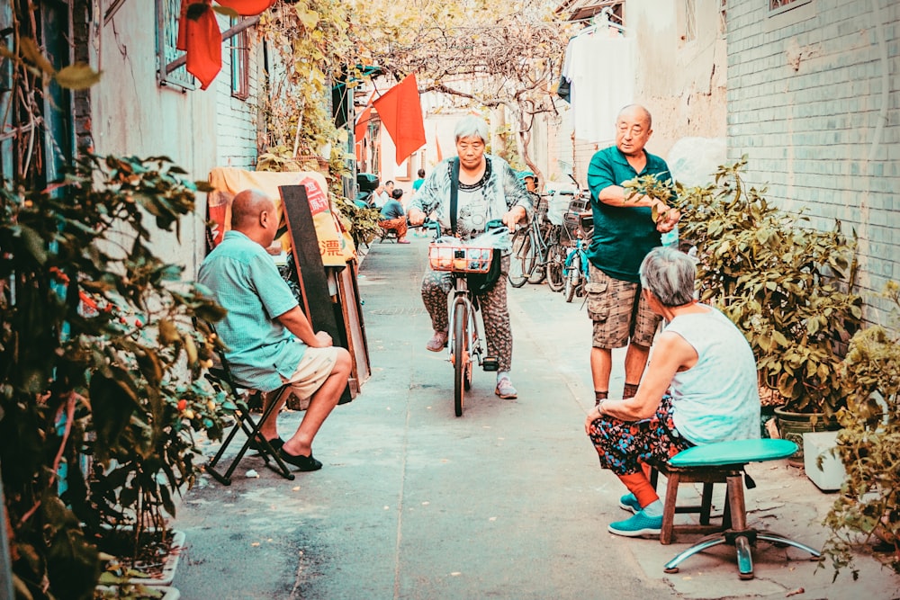 femme conduisant la bicyclette