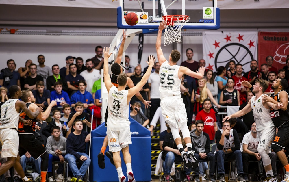 hommes jouant au basket-ball