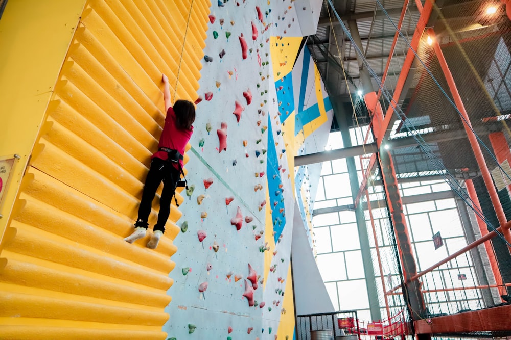 ragazza arrampicata su roccia indoor