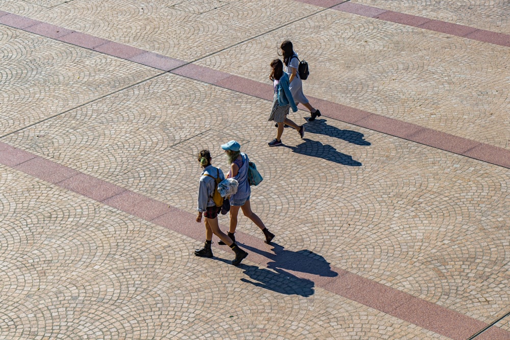 Cuatro mujeres caminando por la calle durante el día