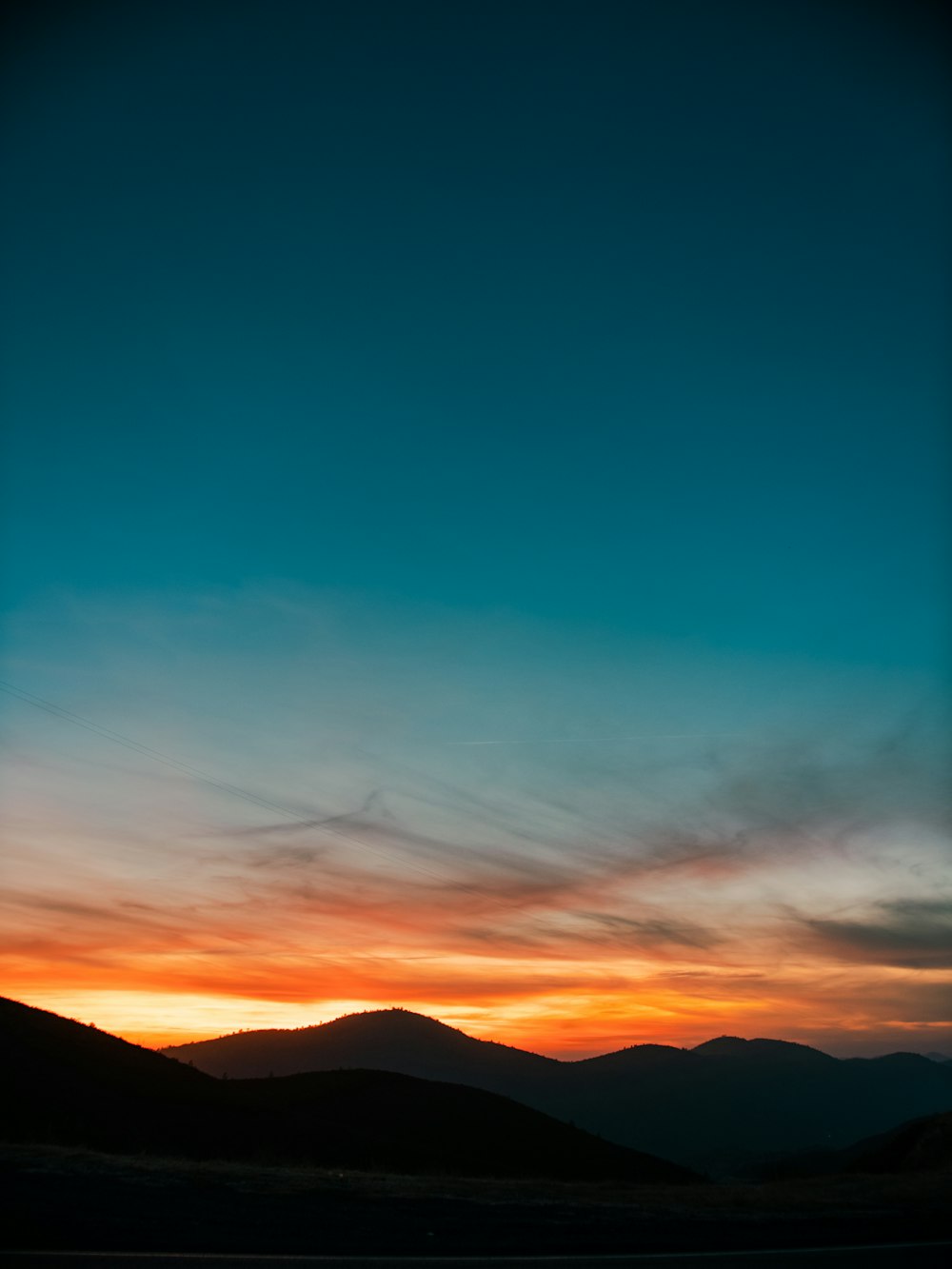 Le soleil se couche sur une chaîne de montagnes