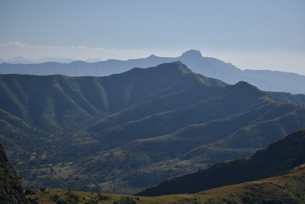 Photographie aérienne de chaînes de montagnes