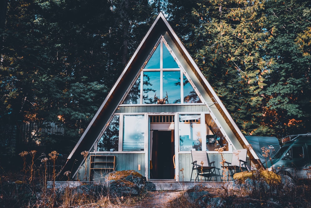 Voir la photographie de la maison triangulaire dans la forêt