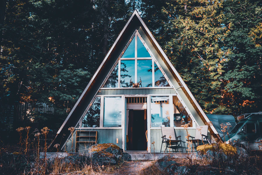 A-frame будиночок увечері — романтичні вихідні в лісі