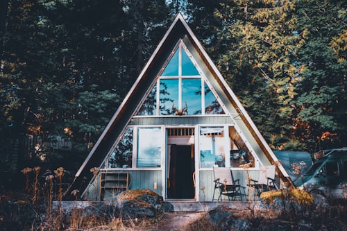 Acogedora cabaña A-frame en invierno