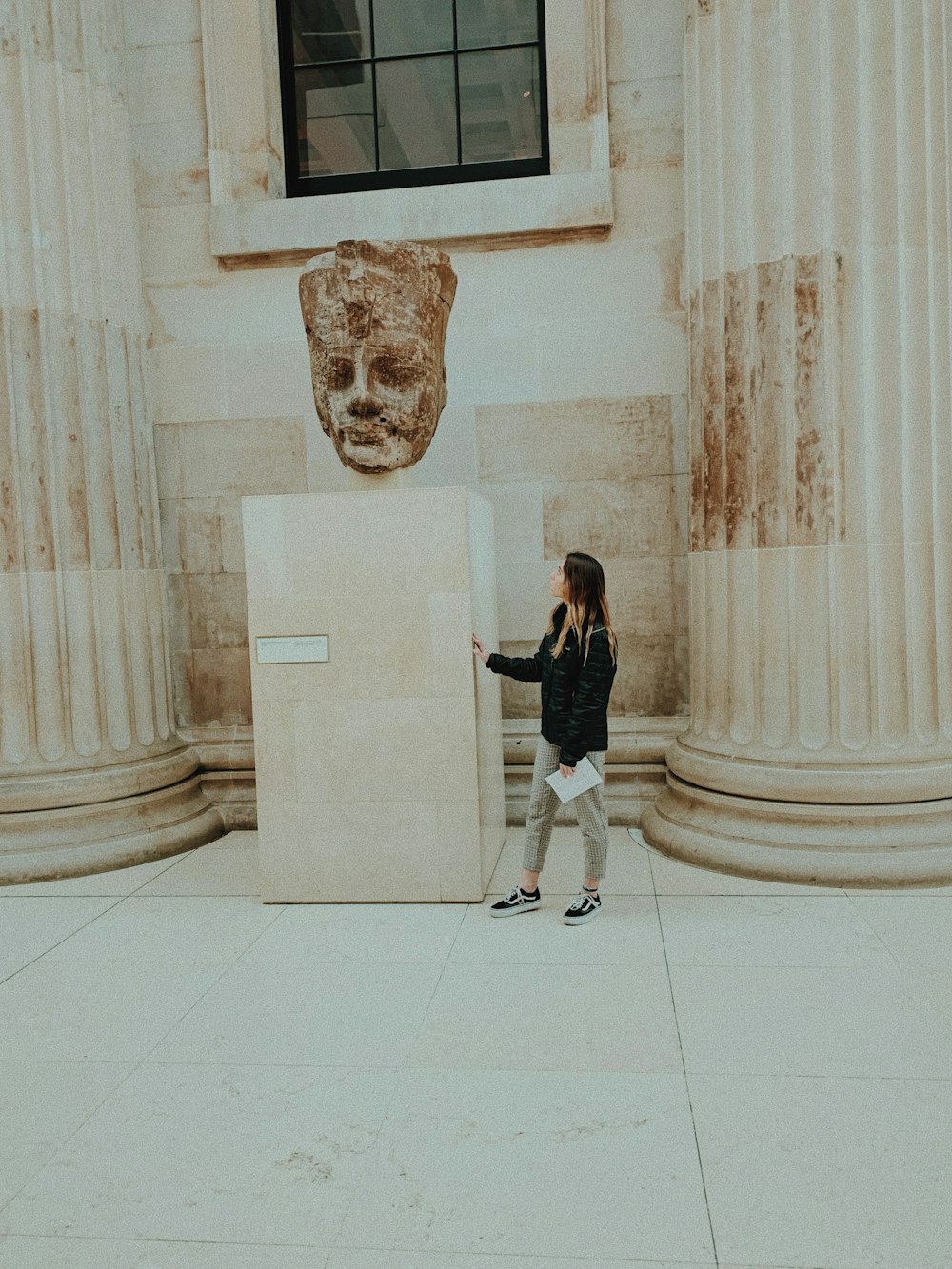 조각품 근처에 서 있는 여자