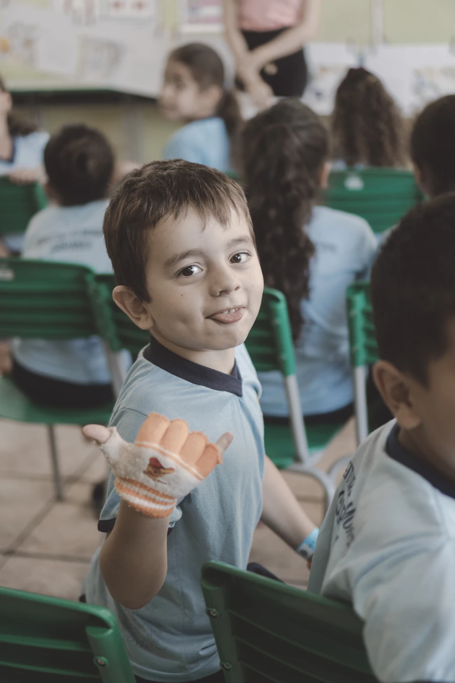 Estudiantes participan en una actividad dentro del salón de clases