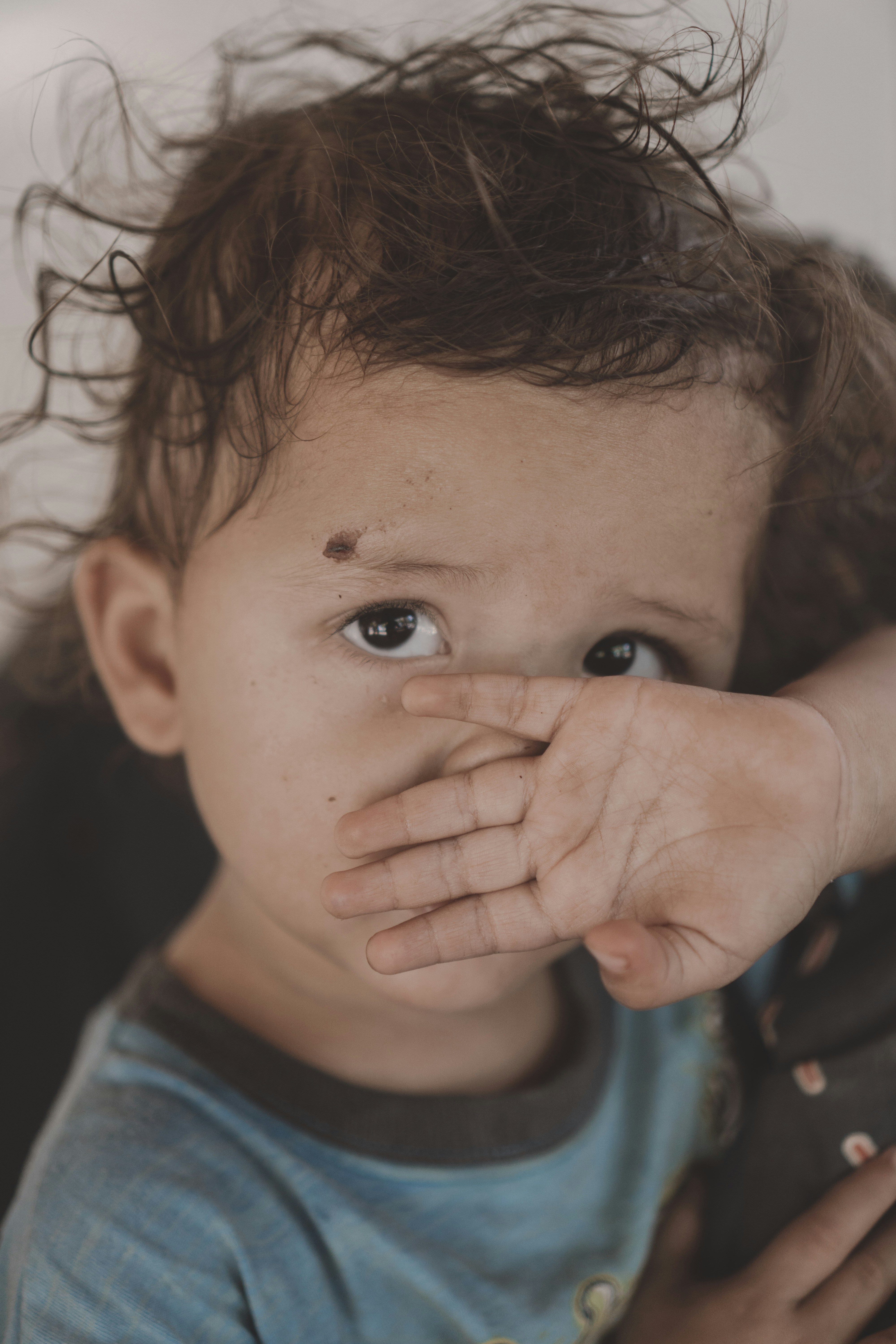 手で鼻と口を覆う幼児の写真 Unsplashで見つけるブラジルの無料写真