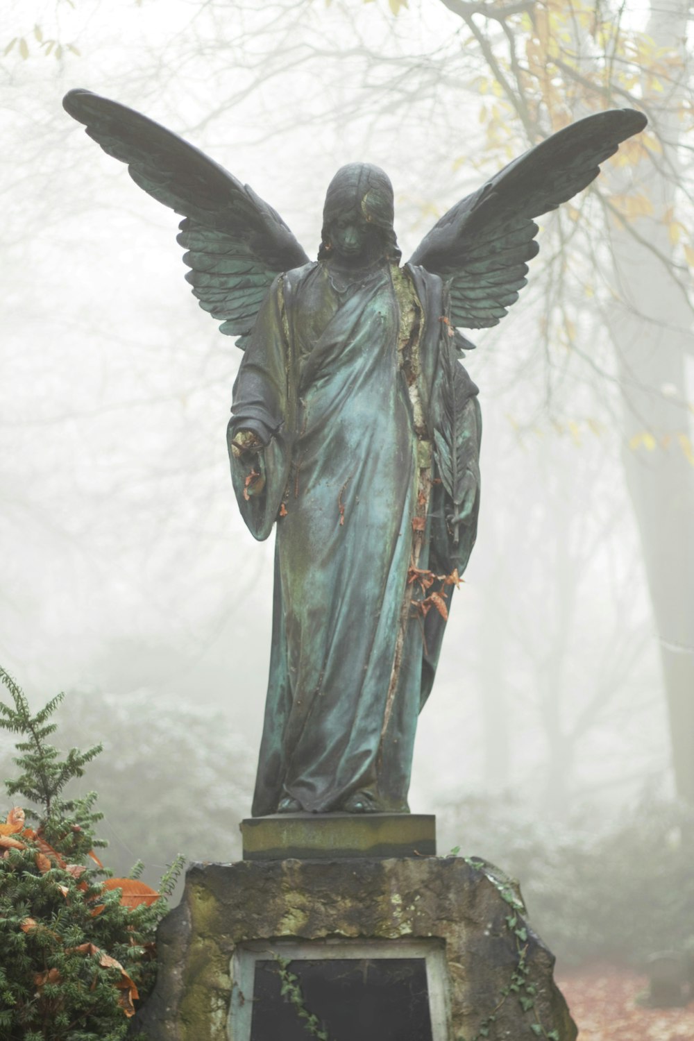 낮에는 회색 가운을 입은 천사 동상