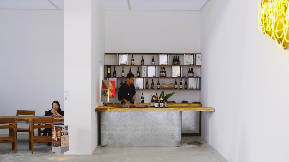 homme debout dans la salle du mini-bar