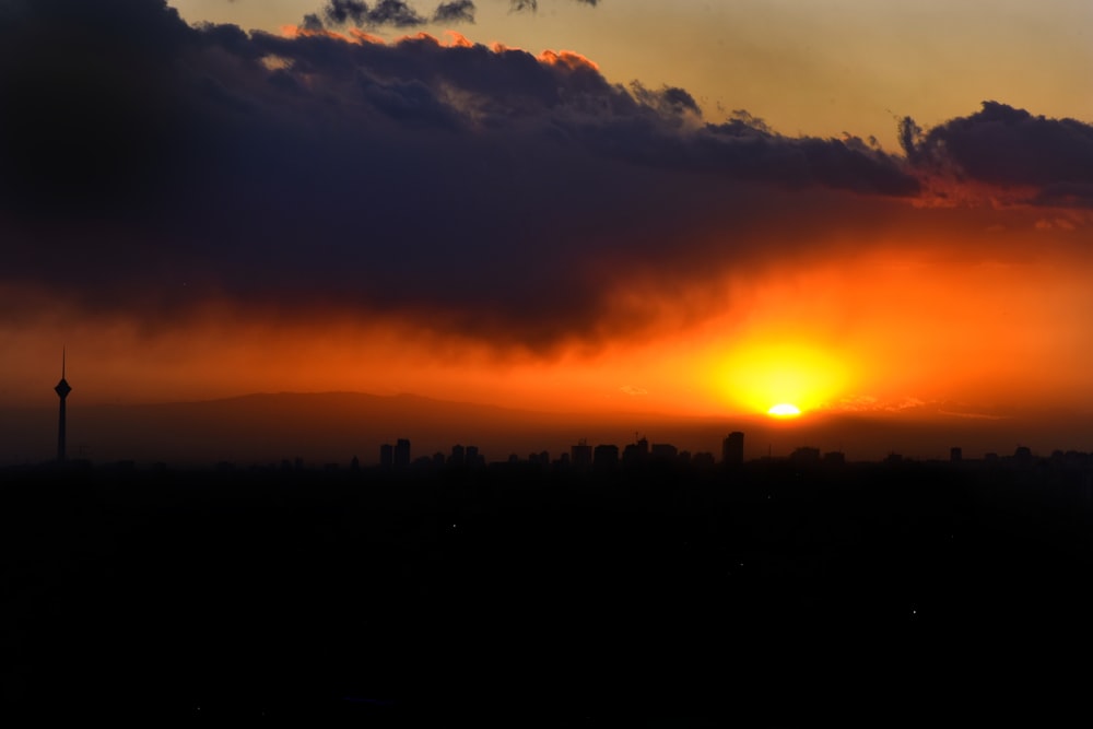 Silhouettenfotografie von Häusern während der goldenen Stunde