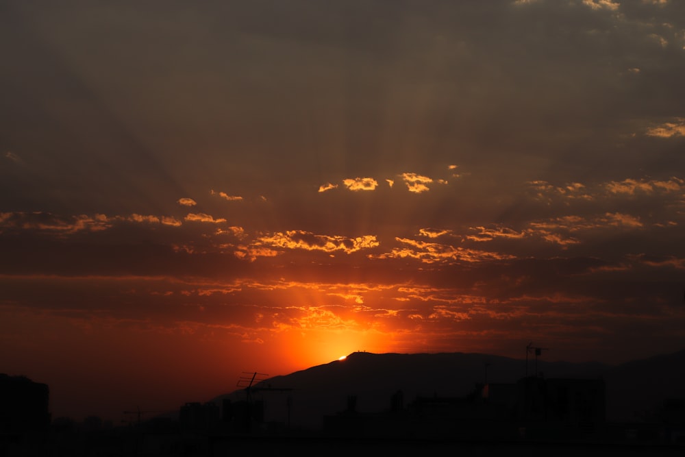 Silhouette de montagne au lever du soleil